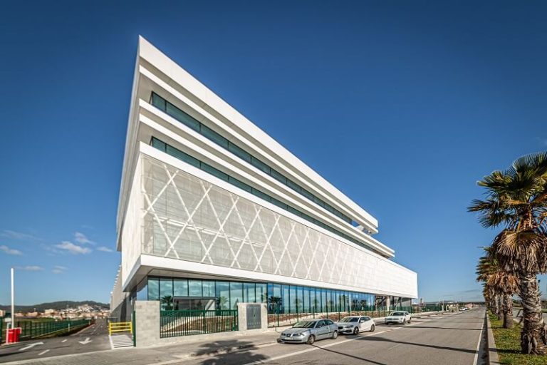 Fachada del edificio de Alliance Healthcare, ejemplo de infraestructura conectada con soluciones IoT y plataforma de gestión energética inteligente.