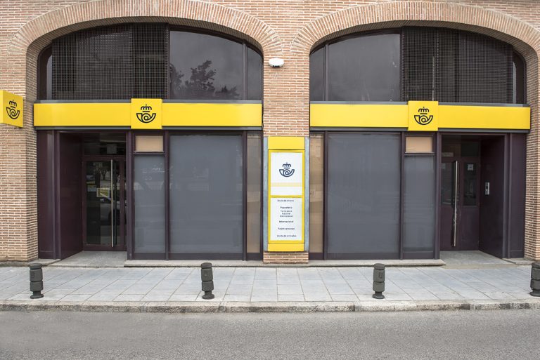 Fachada de oficina de Correos modernizada, potencial para soluciones de gestión energética e integración de IoT en edificios públicos.