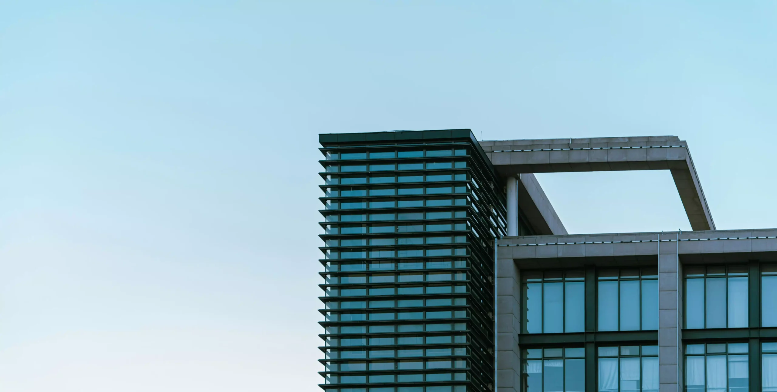 Edificio de oficinas del sector terciario, ejemplo de inmueble donde aplicar la norma UNE-EN ISO 52120-1 (BACS)