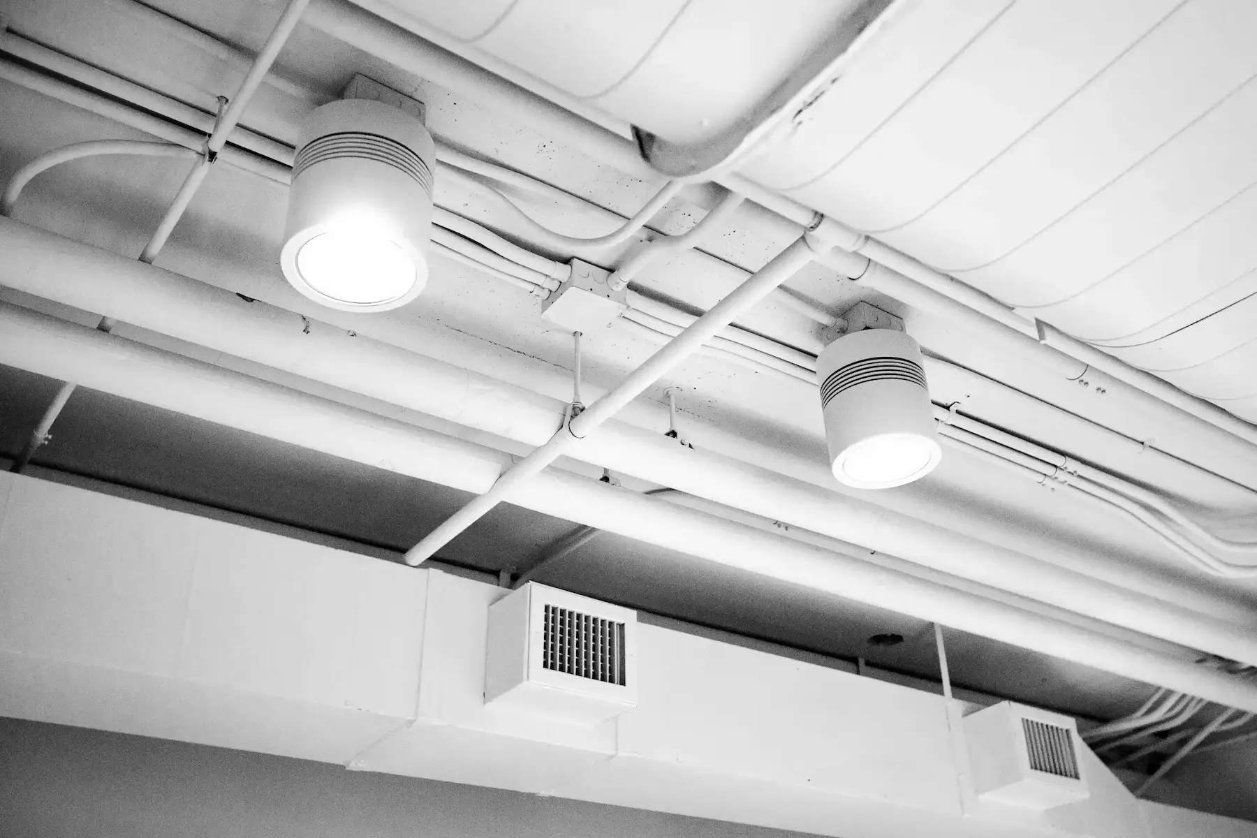 Sistemas de climatización e iluminación instalados en un edificio