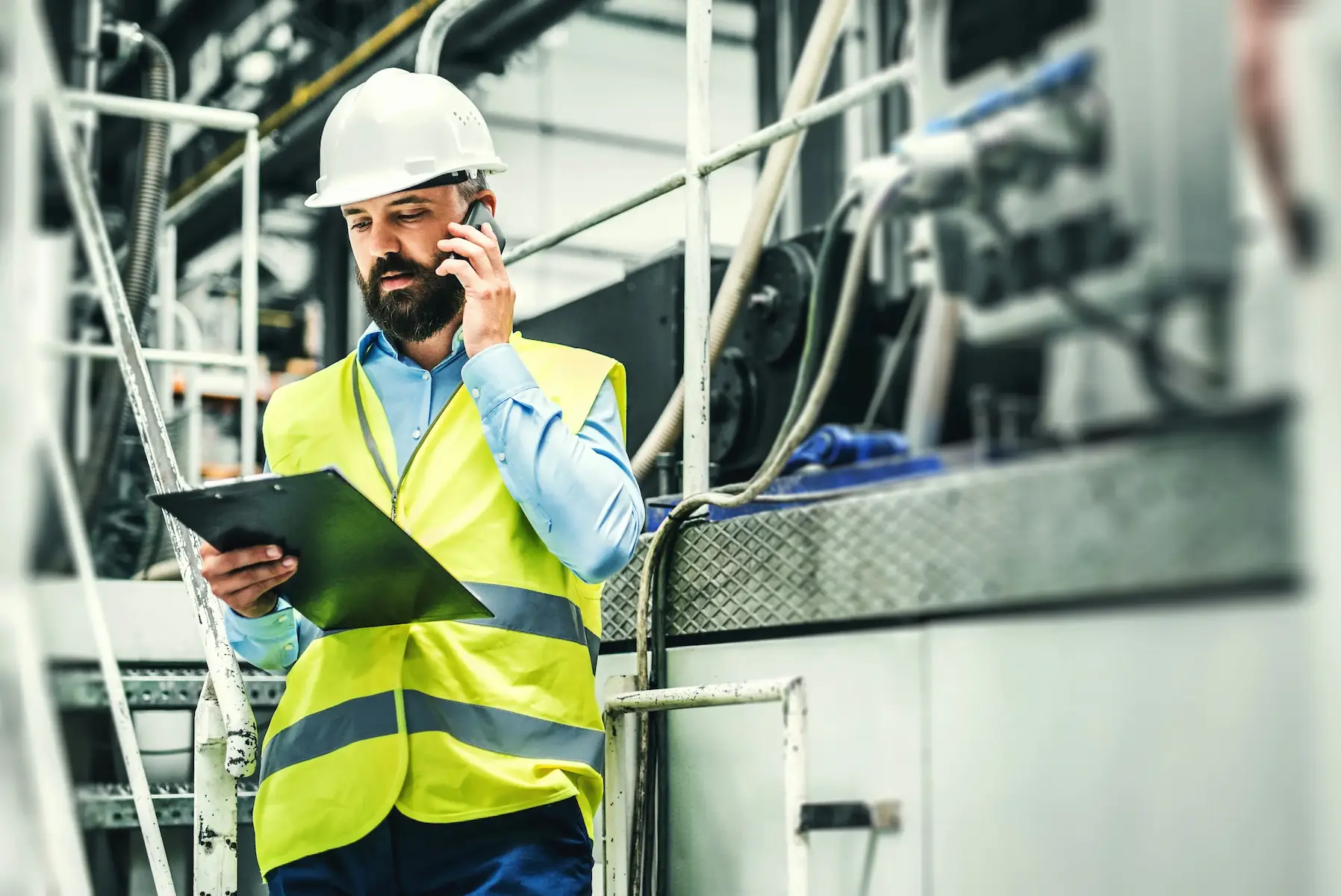 Responsable de mantenimiento supervisando equipos e instalaciones industriales