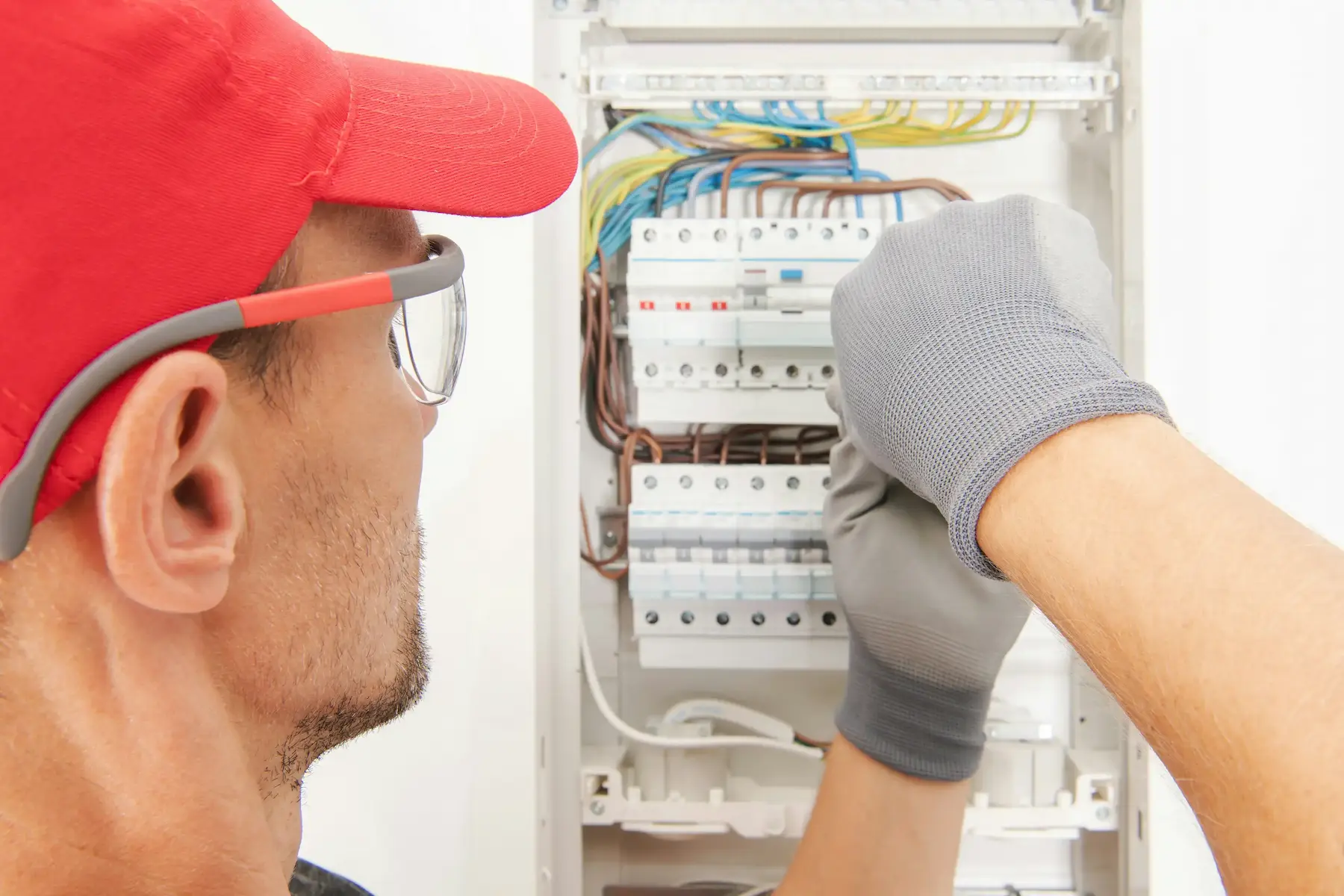 Electricista trabajando en un cuadro eléctrico