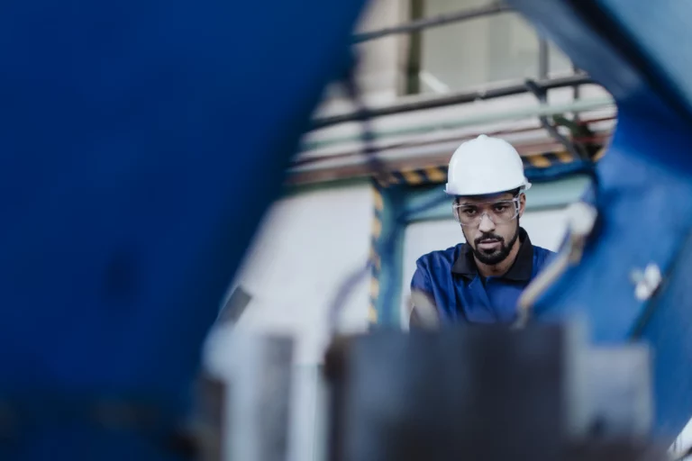 Técnico revisando maquinaria en una planta industrial